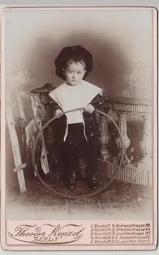 (F14518) Orig. Kabinettfoto kleiner Junge mit Spiel-Reif, Berlin 1900/10er