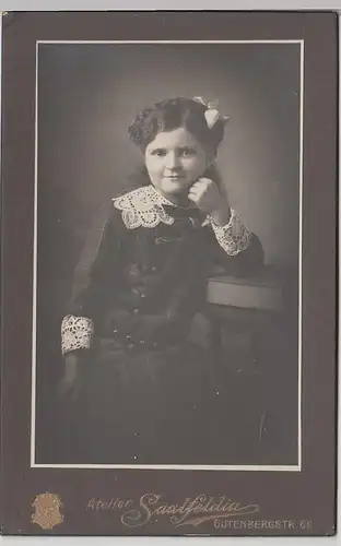 (F14516) Orig. Kabinettfoto Mädchen im Karo-Kleid m. Klöppelkragen 1900/10er