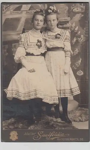 (F14513) Orig. Kabinettfoto 2 Mädchen mit bestickten Kleidern, Saalfeld um 1910