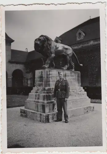 (F14507) Orig. Foto deutscher Soldat vor einem Löwendenkmal 1940er