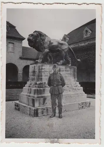 (F14506) Orig. Foto deutscher Soldat vor einem Löwendenkmal 1940er