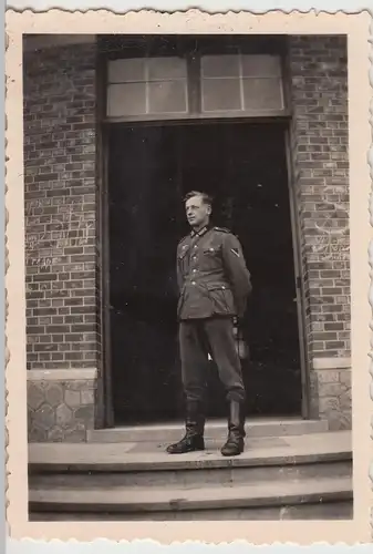 (F14505) Orig. Foto deutscher Soldat vor provisorischem Stabsgebäude 1940er
