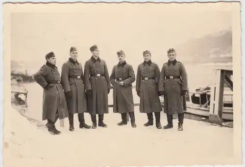 (F14504) Orig. Foto deutsche Soldaten im Winter an einem Fluss 1940er