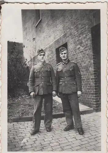 (F14502) Orig. Foto deutsche Soldaten an einem Gebäude 1940er