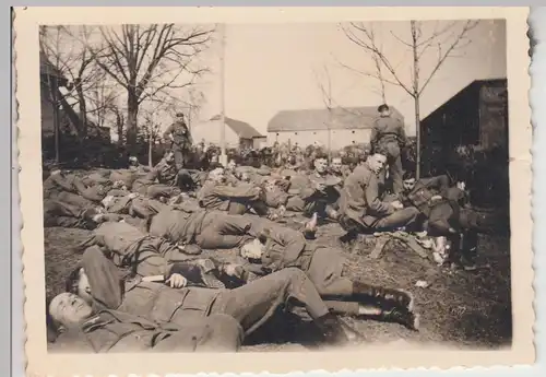 (F14497) Orig. Foto deutsche Soldaten rasten, ruhen aus 1940er