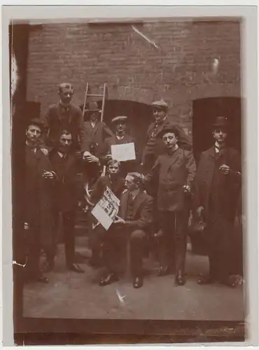 (F1450) Orig. Foto junge Männer im Hinterhof, vermutl. Hannover, 1920er