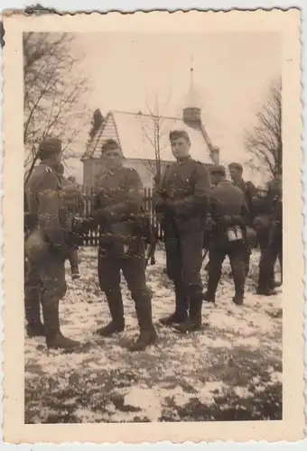 (F14489) Orig. Foto deutsche Soldaten im Winter vor einer Kapelle 1940er