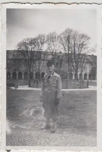 (F14485) Orig. Foto Herr im Park vor einem Denkmal 1940er