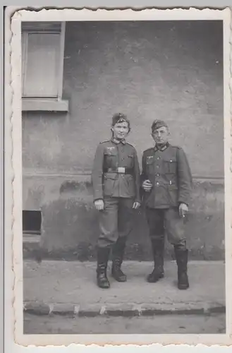 (F14484) Orig. Foto deutsche Soldaten vor einem Gebäude 1940er