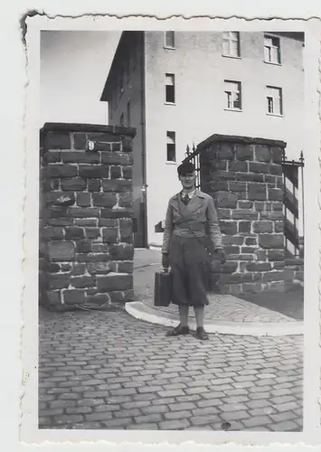 (F14482) Orig. Foto Herr vor einem Hauseingang 1940er