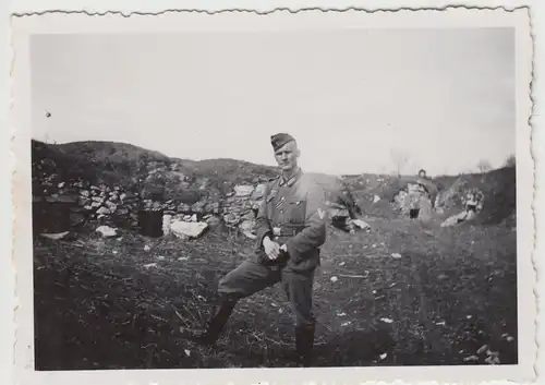 (F14477) Orig. Foto deutscher Soldat vor Bunkeranlagen 1940er