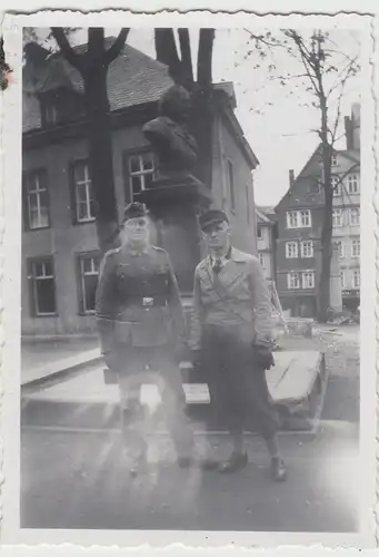 (F14476) Orig. Foto deutscher Soldat u. Mann i. Zivil vor einem Denkmal 1940er