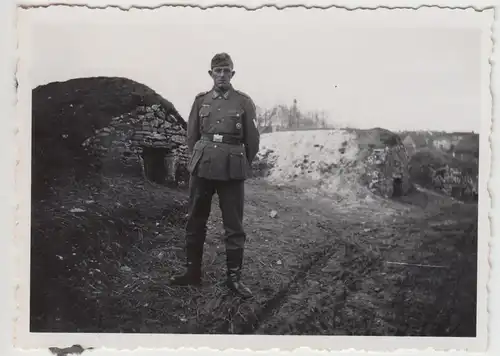 (F14475) Orig. Foto deutscher Soldat vor Bunkeranlagen 1940er