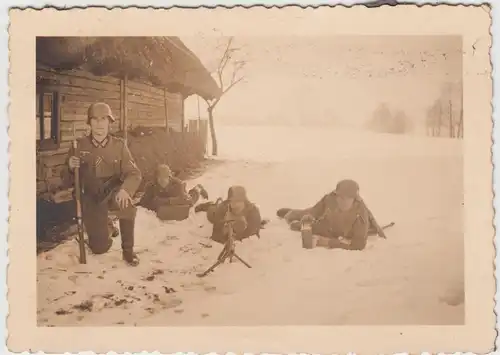 (F14474) Orig. Foto deutsche Soldaten bei Schießübungen im Winter 1940er