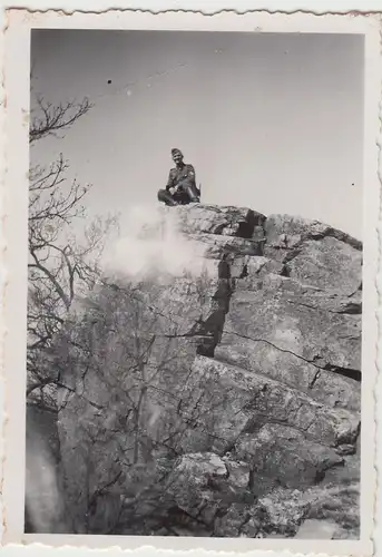 (F14470) Orig. Foto deutscher Soldat sitzt auf Felsen 1940er