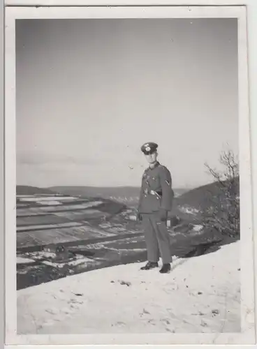 (F14465) Orig. Foto deutscher Soldat hoch über einem Ort 1940er