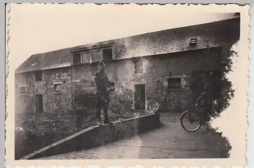 (F14463) Orig. Foto deutscher Soldat vor einem alten Gebäude 1940er