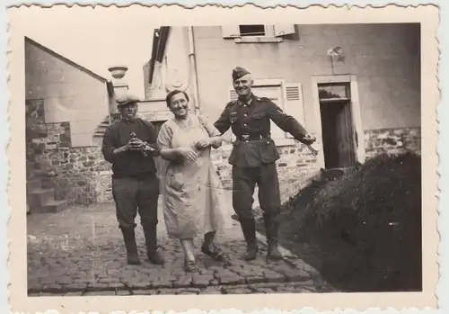 (F14460) Orig. Foto deutscher Soldat mit älterem Paar 1940er