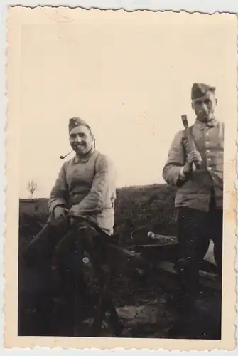 (F14459) Orig. Foto deutsche Soldaten im Freien, mit Pfeife und Axt, 1940er