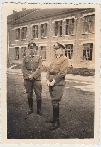 (F14456) Orig. Foto deutsche Soldaten vor einem Gebäude 1940er