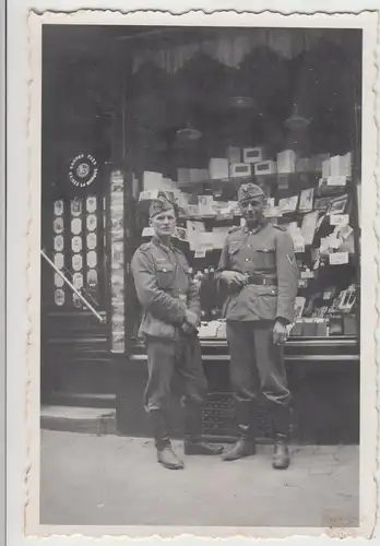 (F14454) Orig. Foto deutsche Soldaten vor einem Geschäft 1940er