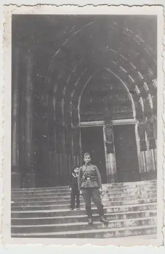 (F14453) Orig. Foto deutscher Soldat u. Junge vor Eingang Kathedrale 1940er