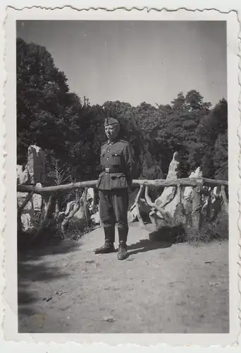 (F14450) Orig. Foto deutscher Soldat im Freien 1940er