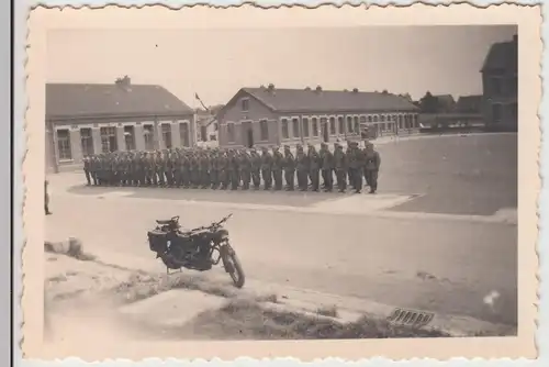 (F14448) Orig. Foto Kasernenhof, deutsche Soldaten angetreten, Motorrad 1940er