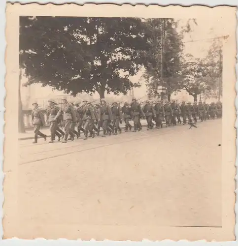 (F14445) Orig. Foto deutsche Soldaten marschieren durch eine Stadt 1940er