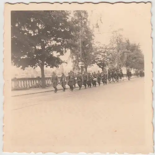 (F14444) Orig. Foto deutsche Soldaten marschieren durch eine Stadt 1940er