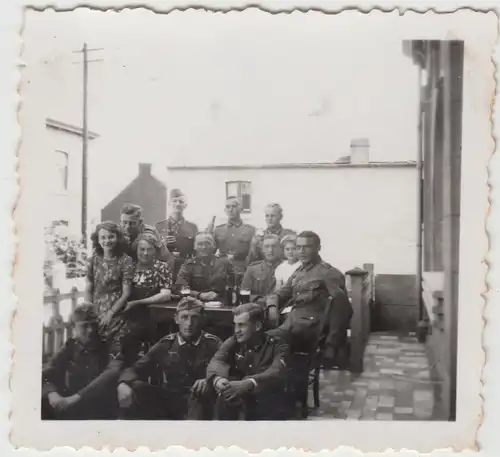 (F14442) Orig. Foto deutsche Soldaten u. Zivilisten zwischen Gebäuden 1940er