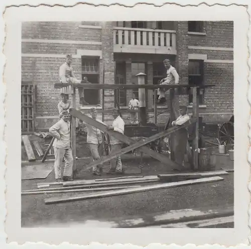 (F14440) Orig. Foto deutsche Soldaten beim Bau eines Holzgestells 1940er