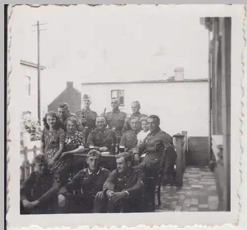 (F14438) Orig. Foto deutsche Soldaten u. Zivilisten zwischen Gebäuden 1940er