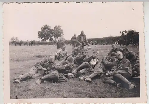 (F14420) Orig. Foto deutsche Soldaten, Rast im Felde 1940er