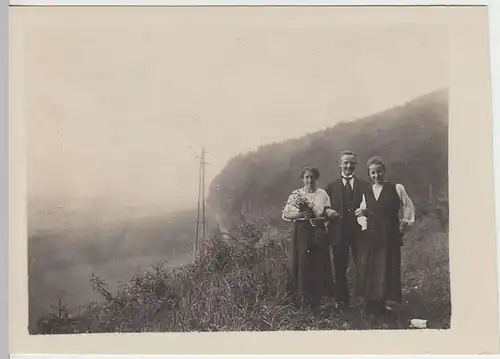 (F1442) Orig. Foto Mann mit 2 Damen im Freien, 1920er