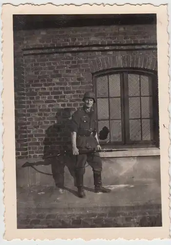 (F14417) Orig. Foto deutscher Soldat mit Gewehr u. Stahlhelm vor Gebäude 1940er