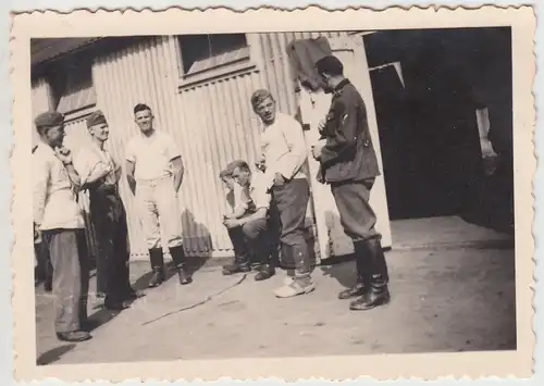 (F14412) Orig. Foto deutsche Soldaten vor einer Lagerhalle 1940er