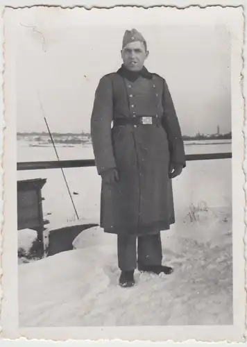 (F14410) Orig. Foto deutscher Soldat mit Mantel im Winter 1940er