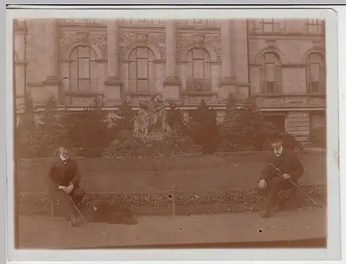 (F1441) Orig. Foto Hannover, 2 junge Männer vor Wotan-Denkmal, 1920er
