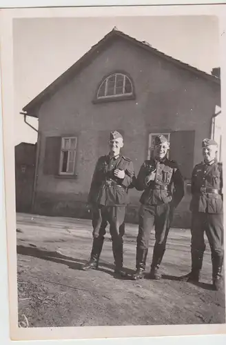 (F14406) Orig. Foto deutsche Soldaten vor einem Gebäude 1940er