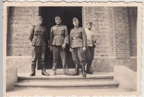 (F14399) Orig. Foto deutsche Soldaten vor provisorischem Stabsgebäude 1940er