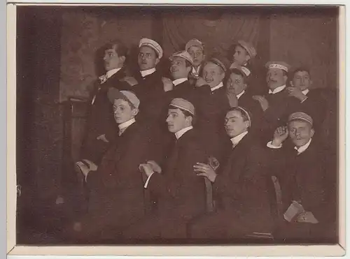 (F1439) Orig. Foto junge Burschen im Lokal albern herum, 1920er