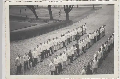 (F14380) Orig. Foto Schloss-Kaserne Butzbach, im Kasernenhof 1940er