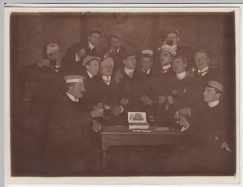 (F1438) Orig. Foto junge Burschen im Lokal bei Bier u. Zigarre, 1920er