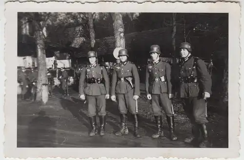 (F14379) Orig. Foto deutsche Soldaten unterwegs, Butzbach - Friedberg 1940er