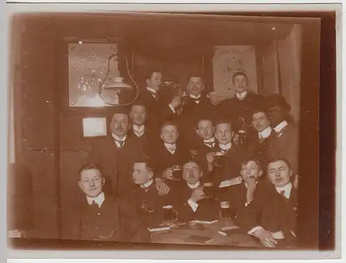 (F1437) Orig. Foto junge Burschen im Lokal, Club, 1920er