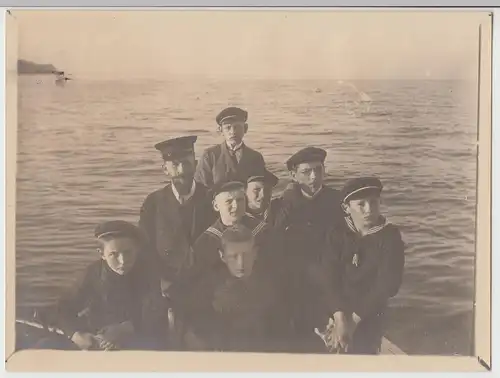 (F14364) Orig. Foto Jungs im Boot, Fahrt von Neustad nach Travemünde 1910