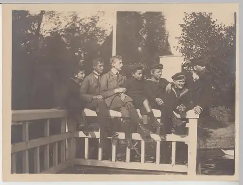 (F14362) Orig. Foto Eutin, Jungs auf dem Geländer am Vohs Haus, Eutiner See 1910