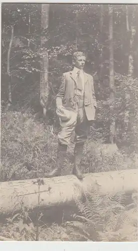 (F14336) Orig. Foto junger Mann auf Baumstamm im Wald 1911