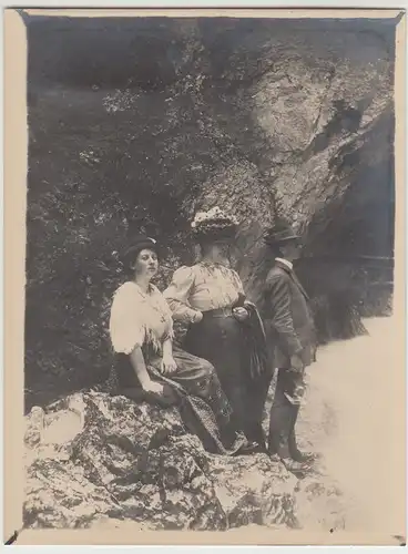 (F14307) Orig. Foto Personen an der Leutaschklamm 1911